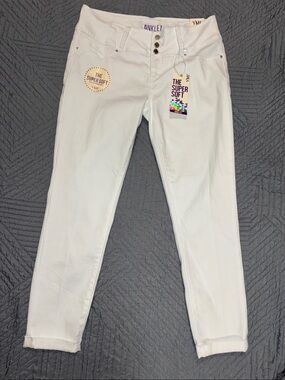 YMI Women's White Skinny Jeans — Classic Five-Pocket Style Juniors Size 15